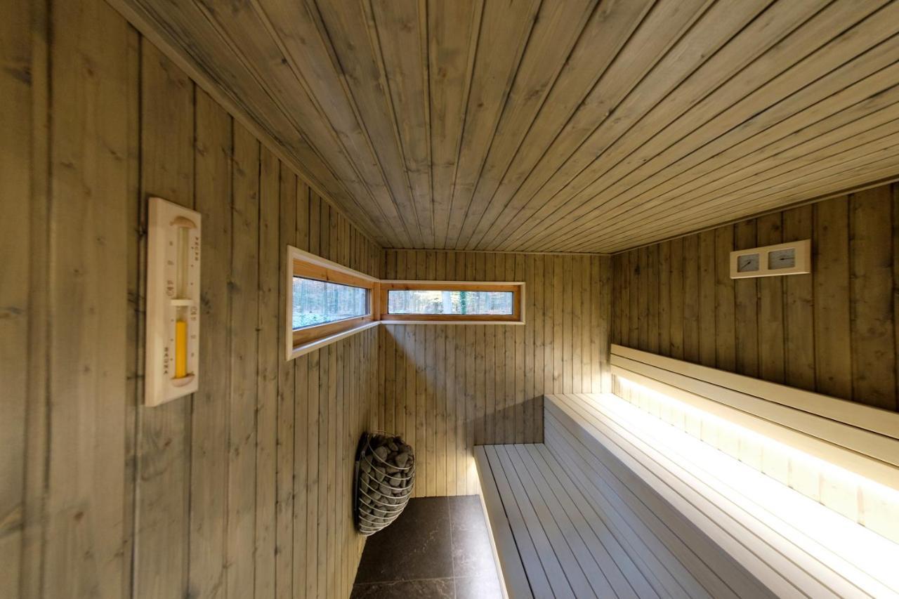 Lodge In Een Bosrijke Omgeving Met Hottub & Sauna Opt Rheezerveen Eksteriør bilde