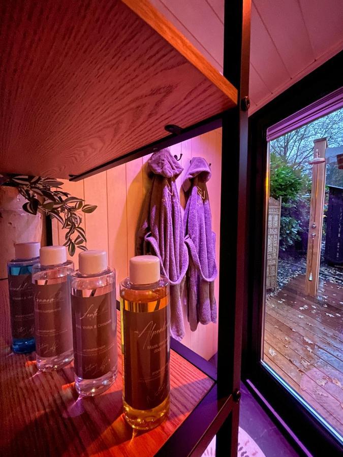 Lodge In Een Bosrijke Omgeving Met Hottub & Sauna Opt Rheezerveen Eksteriør bilde